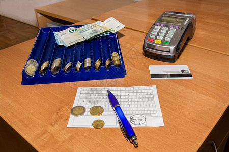 账单钞票欧元付款终端和办公图片
