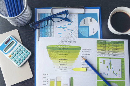 Excel图表与电子表格文档显示信息金融启动概念财务规划制作会计数据库报告屏幕上的图表和文具图片