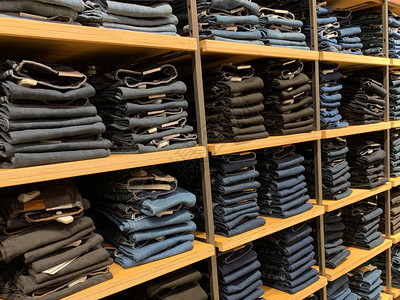 成堆的不同尺寸的现代牛仔裤服装店里有多种牛仔裤可供选择棉制品部图片