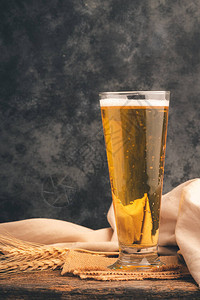 一杯带啤酒气泡的啤酒图片