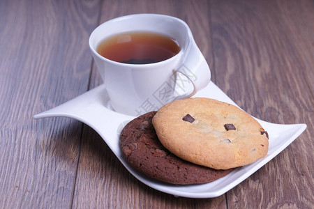 茶杯加白巧克力和黑巧克力饼干图片