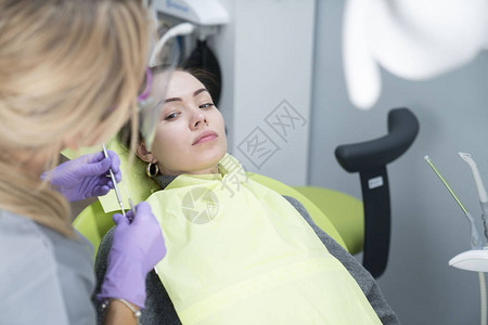 牙科实践牙科诊所对女病人进行牙科检查现代医疗图片