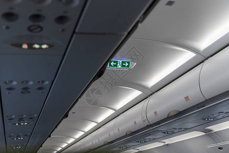 飞机内部与坐着的乘客图片