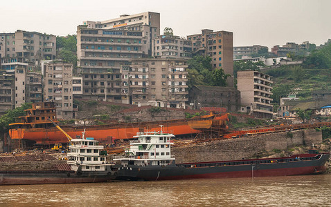 长江在造船厂的陆地上建造船与棕色水的现成示例银色天空图片
