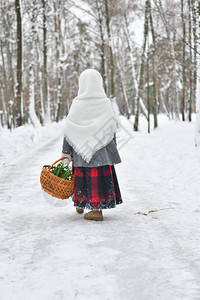 冬天穿披头巾的小女孩寻找雪滴童话图片