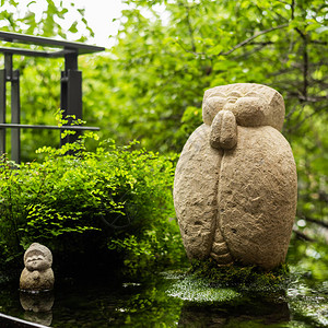 一个花园中的Bodhisattva背景图片
