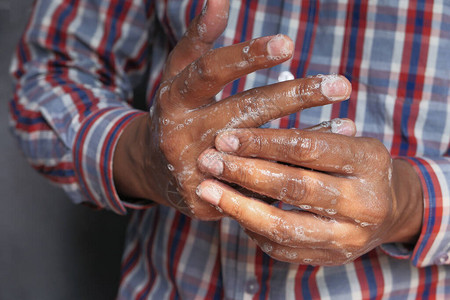 用肥皂人搓手洗以预防冠状图片