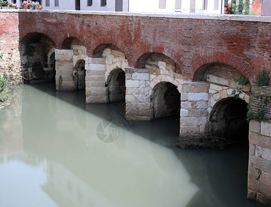 意大利维琴察镇桥梁的人工拱门图片