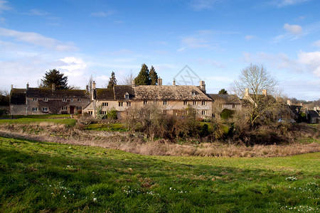 英国牛津郡科茨狼人CotswoldsCottswolds村小Barrington的小村庄的一图片