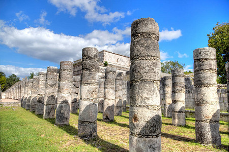 墨西哥尤卡坦半岛奇琴伊察玛雅考古遗址的勇士神庙古遗址它的名字来源于带有武士浮雕的柱子顶部是ChacM图片