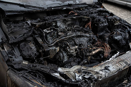 烧猪蹄现代汽车的被烧毁的发动机舱烧车背景