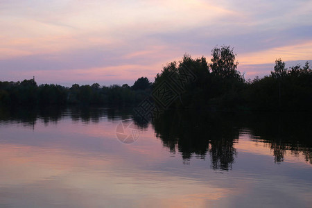 在公园的湖面日落黎明美景的奇迹树木图片