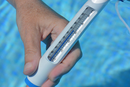 手握水温计读取30摄氏度图片