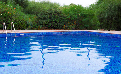 夏季时的室外游泳池图片