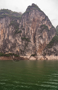 长江上的瞿塘峡沿着棕色悬崖直下图片