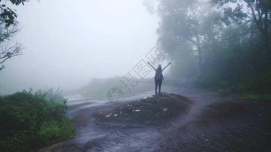 女孩在雨林中行走旅行冒险质图片