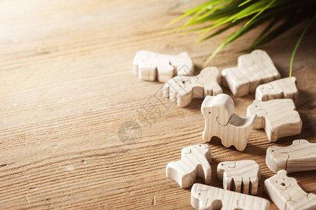 玩具背景木板上可爱木制玩具动物小玩具图片