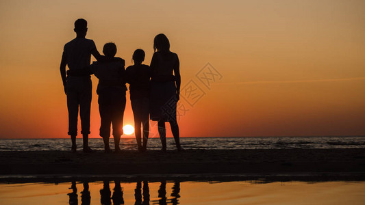 在海面日落时有孩子和祖母一起图片