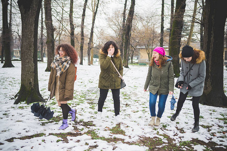一群在公园中走着雪盖和玩乐的女友运动节图片