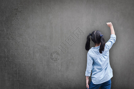 空白黑色教室黑板背景与学生孩子图片