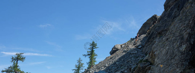 独自一人走在山区的路上图片