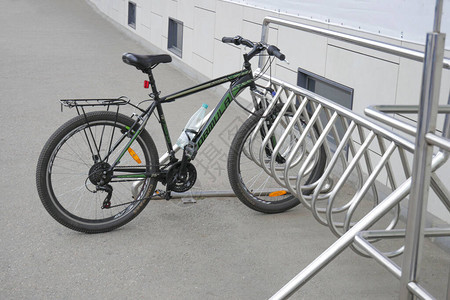 自行车的城市停车场自行车停好背景图片
