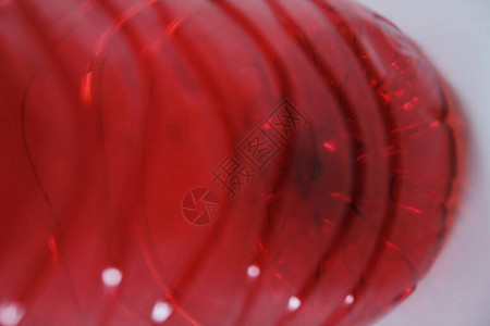 白色背景中的红色塑料瓶图片