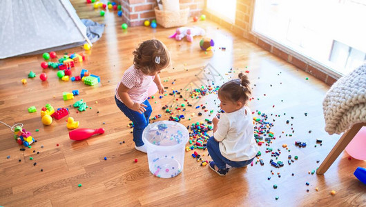 可爱的幼儿在幼儿园玩积木玩具图片