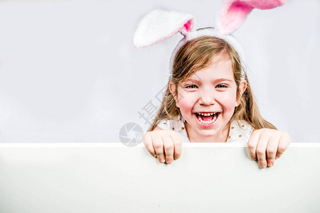 快乐可爱的小女孩穿着兔子服装图片