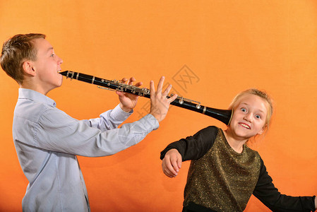 男孩在女孩耳边弹着单簧管那个愤怒的女孩图片
