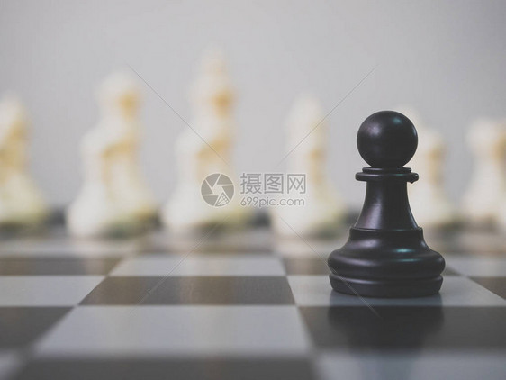 战略规划商业竞争战略概念黑当子被棋盘上的白象棋图片