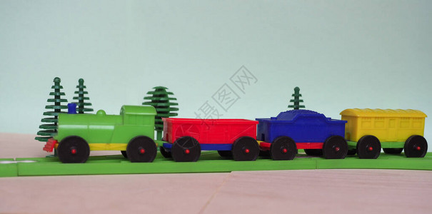 塑料规模型玩具火车和铁路图片