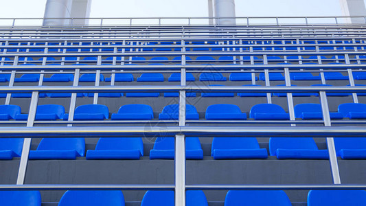体育场看台上的空塑料椅子看台上有许多空座图片