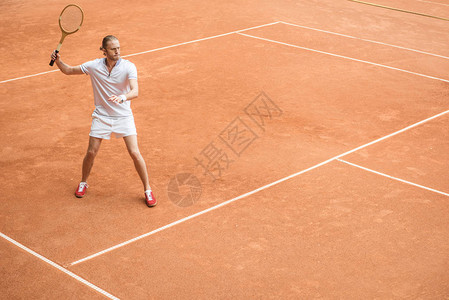 网球场上带球拍的复古风格网球运动员图片