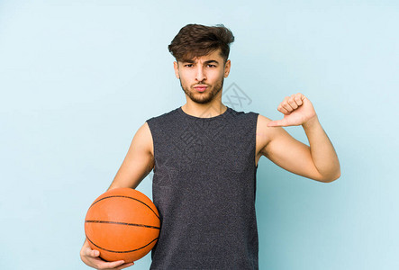 孤立地玩篮子的阿拉伯青年感到自豪和自信图片