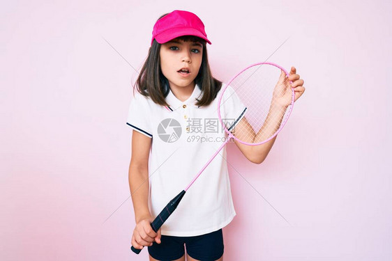有爆炸的小女孩拿着羽毛球杂乱无章和混乱的表情图片
