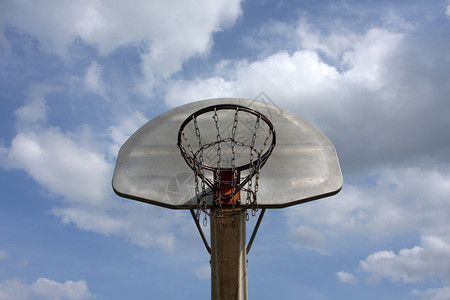 反对多云天空的室外篮球架背景图片