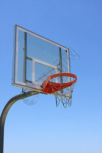 反对蓝天的室外篮球架背景图片