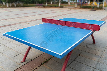 户外公园的乒乓球桌图片
