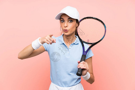 青春网球选手年轻女子身穿孤立图片