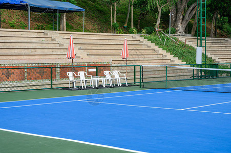 网球法院带有椅子和阳伞图片