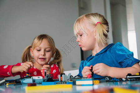 小女孩建造机器人为孩子玩复仇游戏图片
