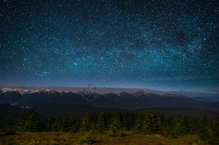 喀尔巴阡山脉雾山上的星空全景背景图片