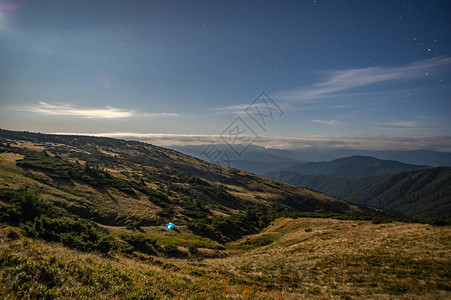 喀尔巴阡山脉雾山上的全景图片