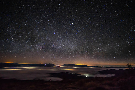 喀尔巴阡山脉雾山上的星空全景背景图片