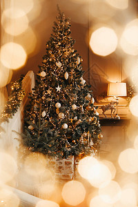 里面设计了豪华舒适和温暖的圣诞房间背景图片