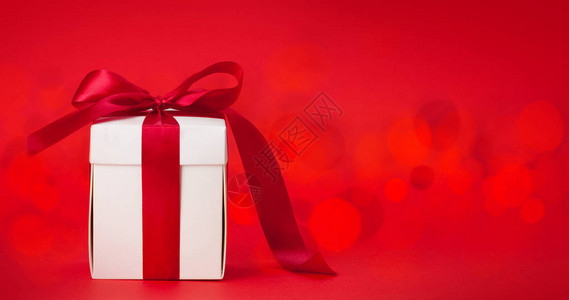 红背景的情人节礼物盒带bokeh并抄图片