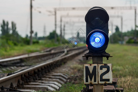 铁路信号灯上的蓝光图片