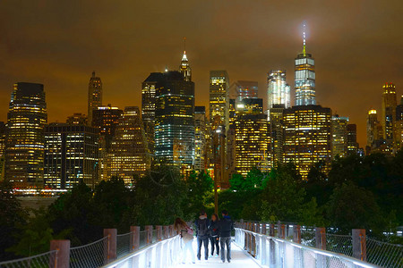 夜景和纽约曼哈顿的人图片
