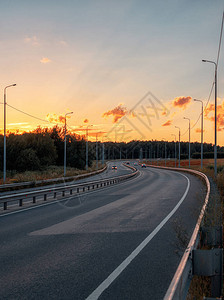 日落时行驶到远处的公路图片